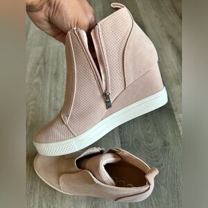 Womens wedge shoe